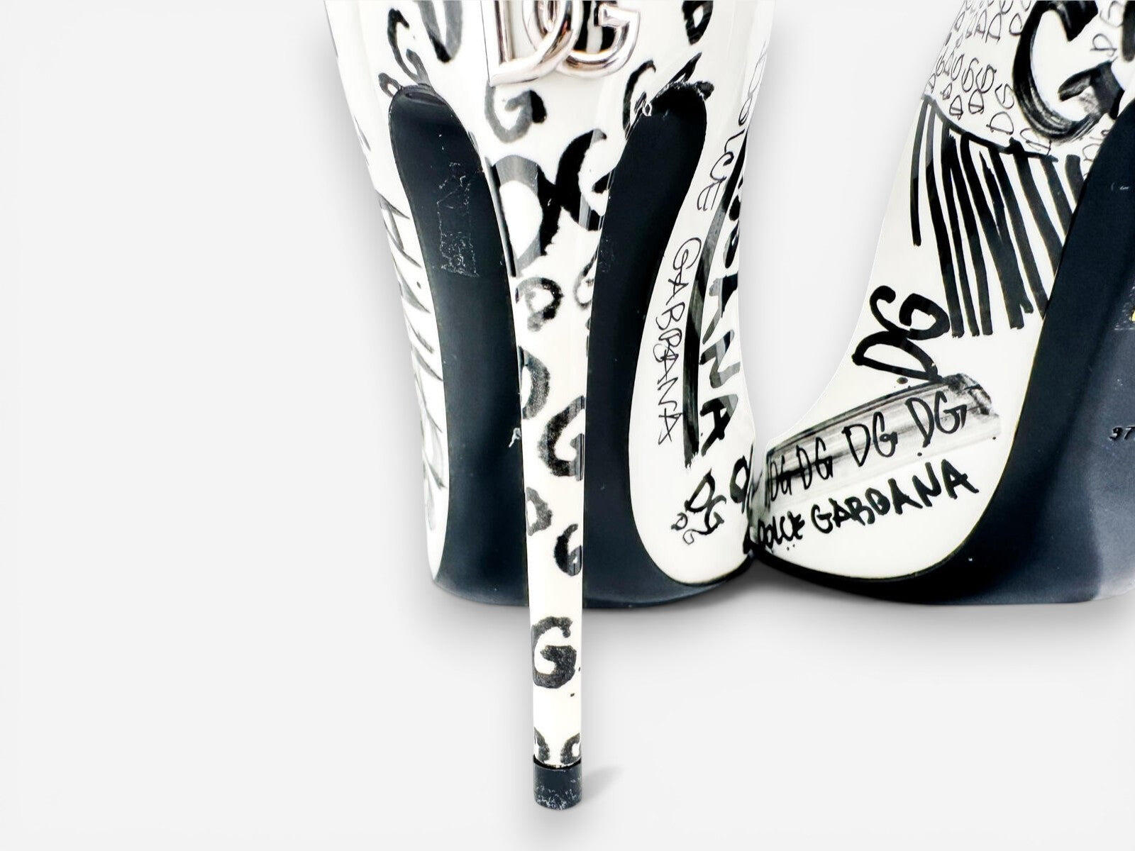 Dolce & Gabbana CD01718 Graffiti Patent Slingback Pump Black White EU 37.5 | NIB