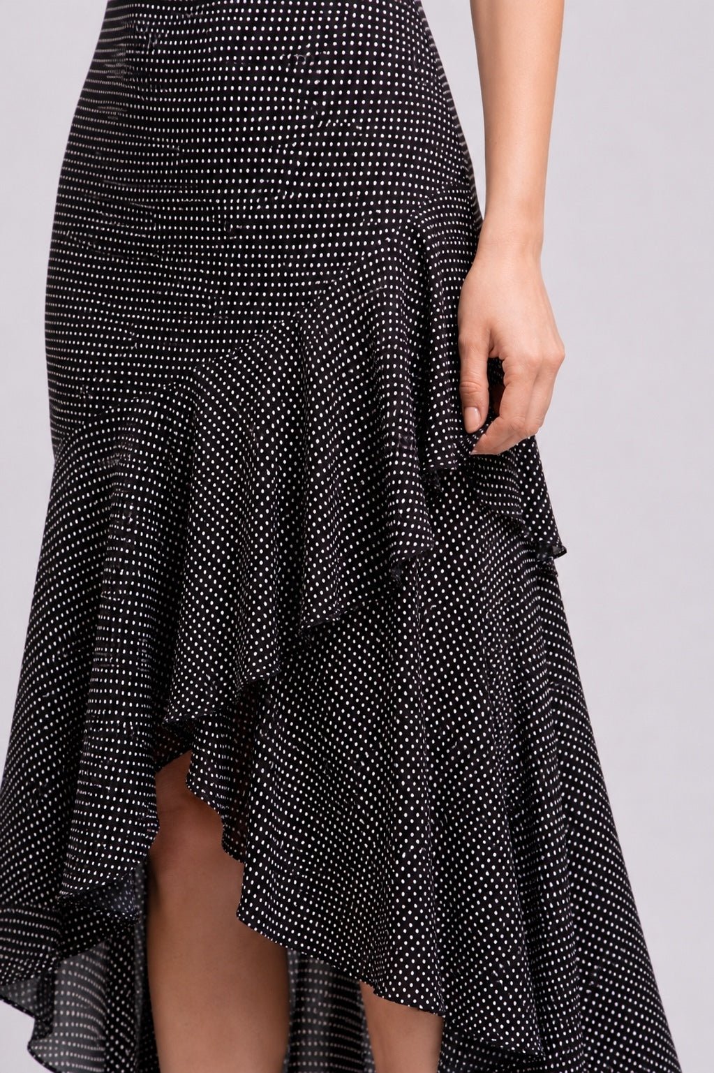 Alice + Olivia Alice + Olivia Ginger Polka Dot Asymmetrical Ruffle Midi Dress Black US 6 | NWT - Vestir